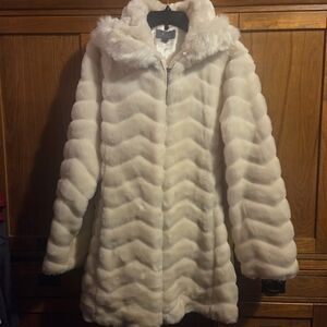 Gallery Women's White Faux Fur Hooded Long Chevron Coat Size Large